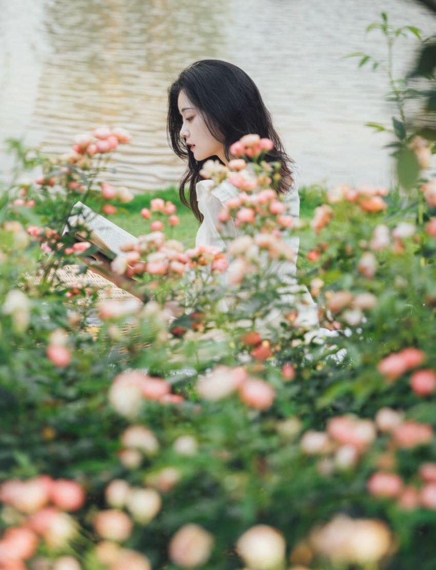 花丛拍摄人像照的7个通用姿势,学起来,怎么拍都好看