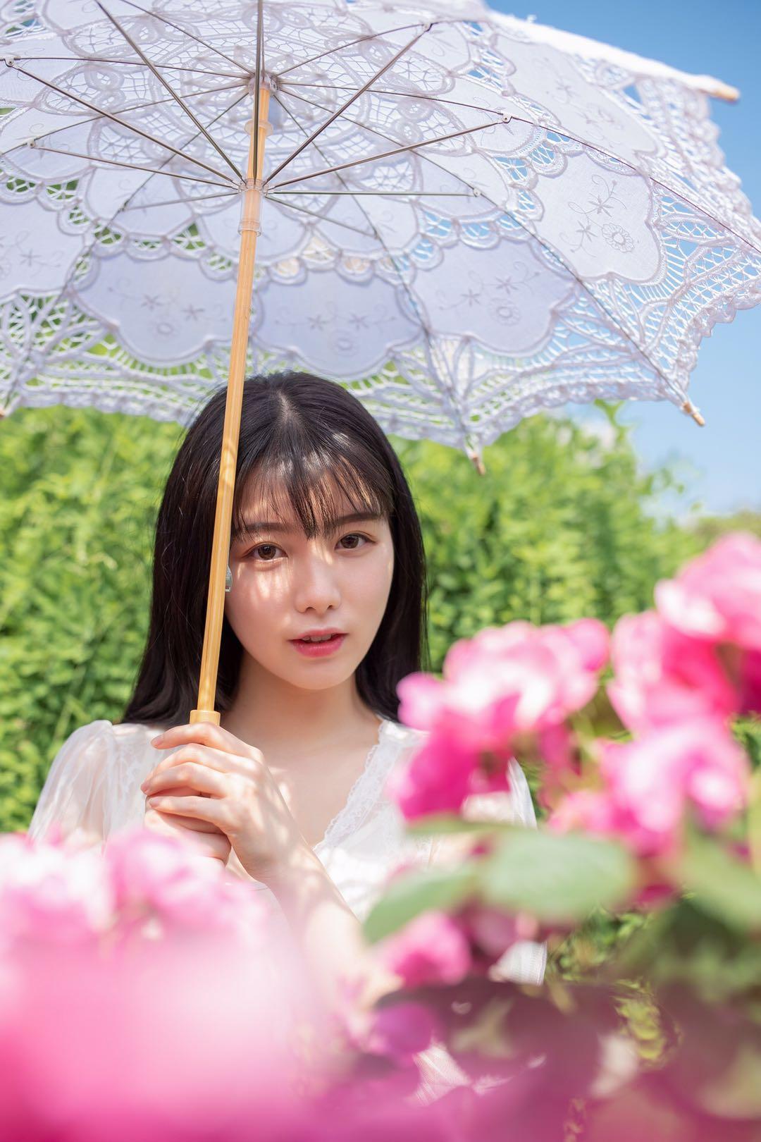 花丛中进行人像摄影,这7个姿势用起来,拍出人比花娇的效果