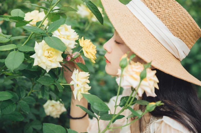 花丛拍摄人像照的7个通用姿势,学起来,怎么拍都好看