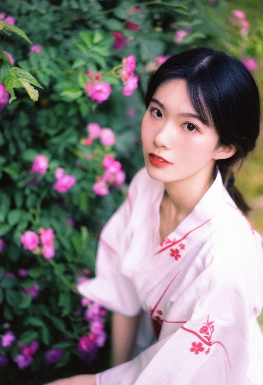 花丛中进行人像摄影,这7个姿势用起来,拍出人比花娇的效果