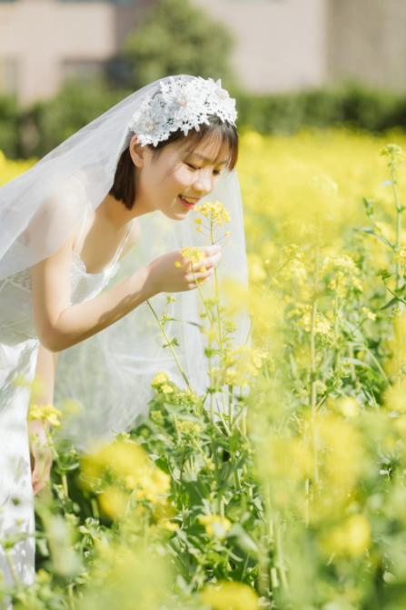 快看,学会这12个油菜花人像的拍照技巧,轻松美爆朋友圈