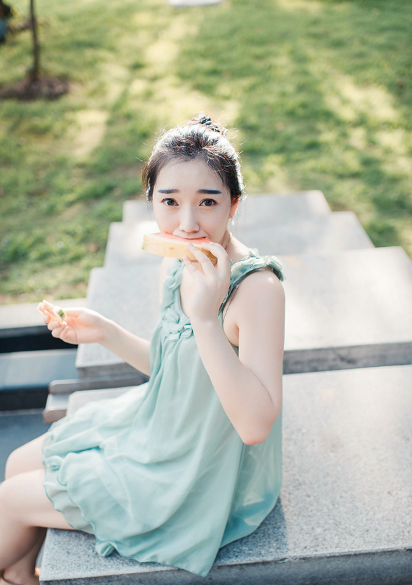 夏天旅行拍照:利用好拍照姿势、道具,拍出夏日好看少女照