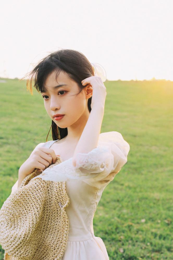 草地拍照,学会这些拍照技巧,草地拍照也超好看