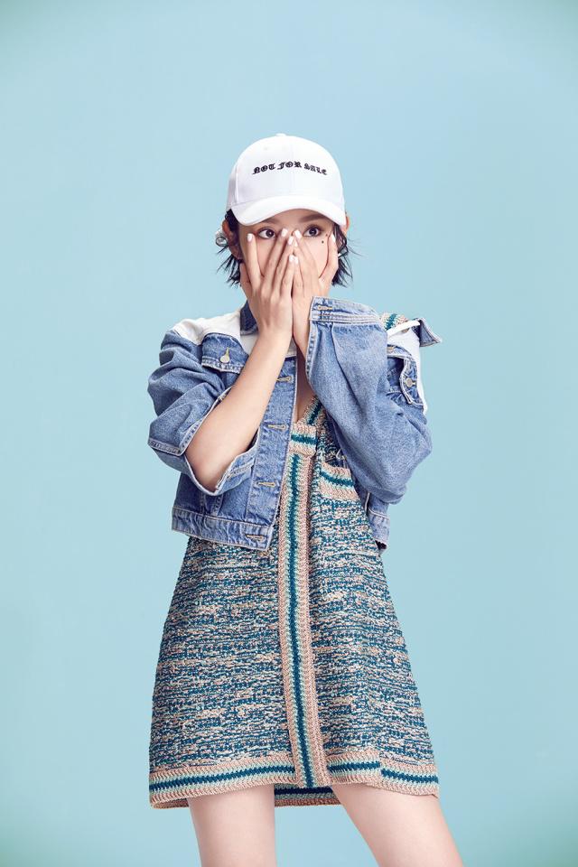 拍照技巧:教你7招,纯色背景搭配对的拍照姿势,照片好看惊艳