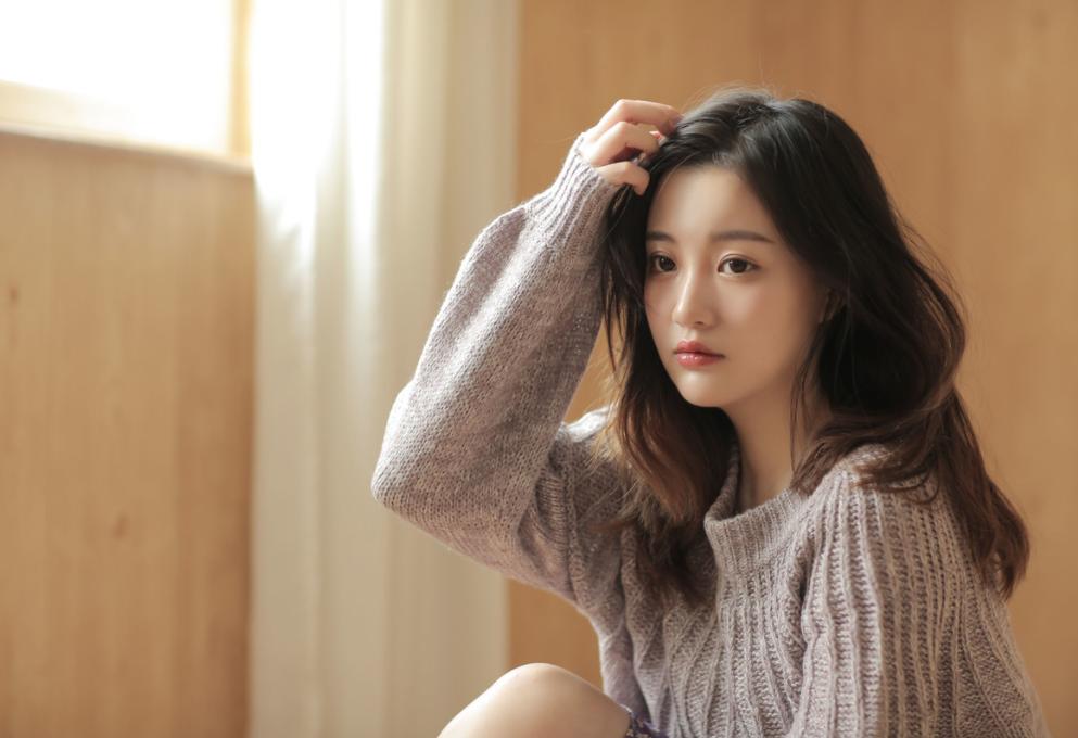 10个超实用的女生拍照姿势,显瘦自然又上镜,快学起来