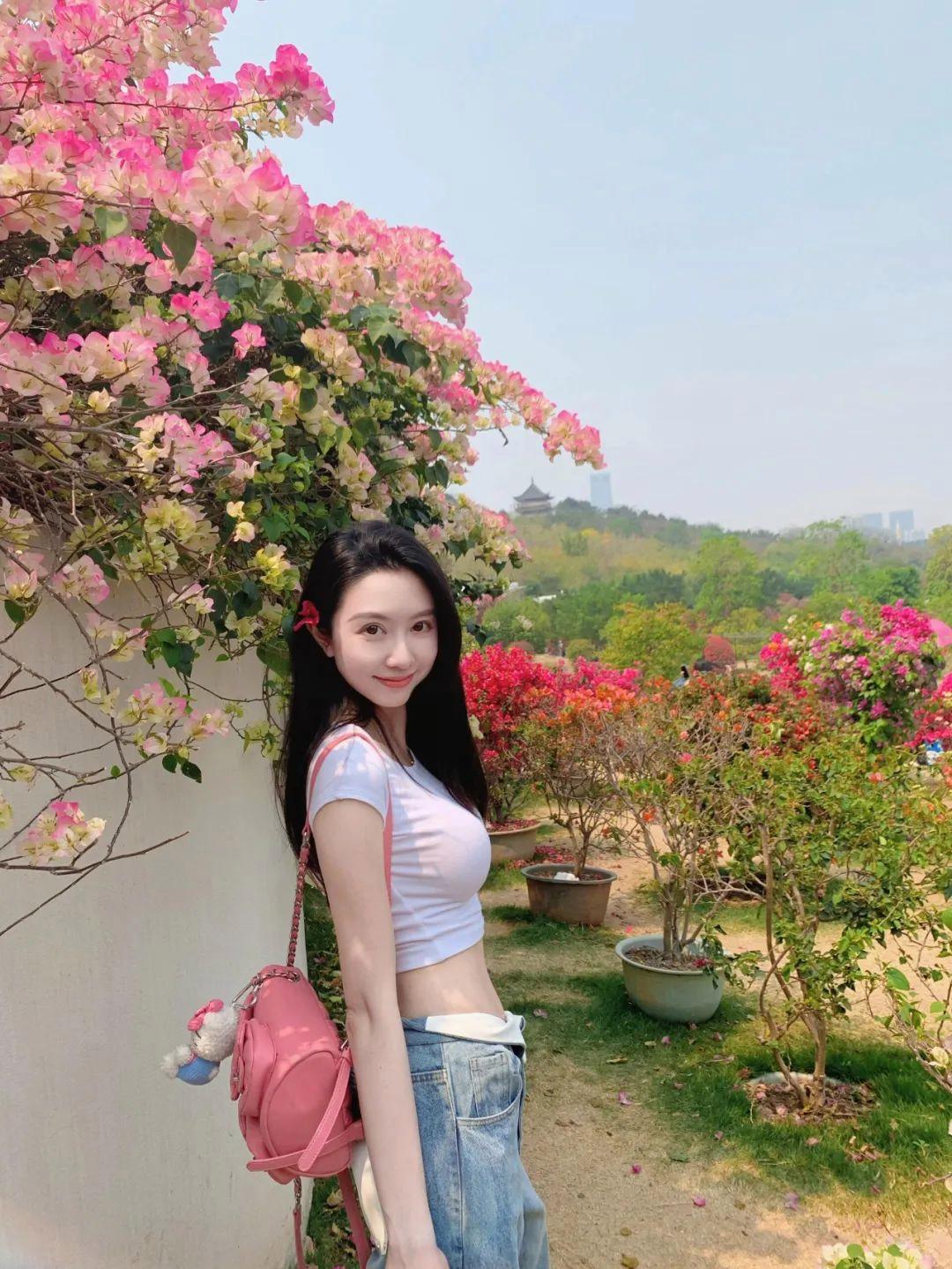 春天花墙拍照,10个姿势,花墙拍照自然上镜,出片又有氛围感