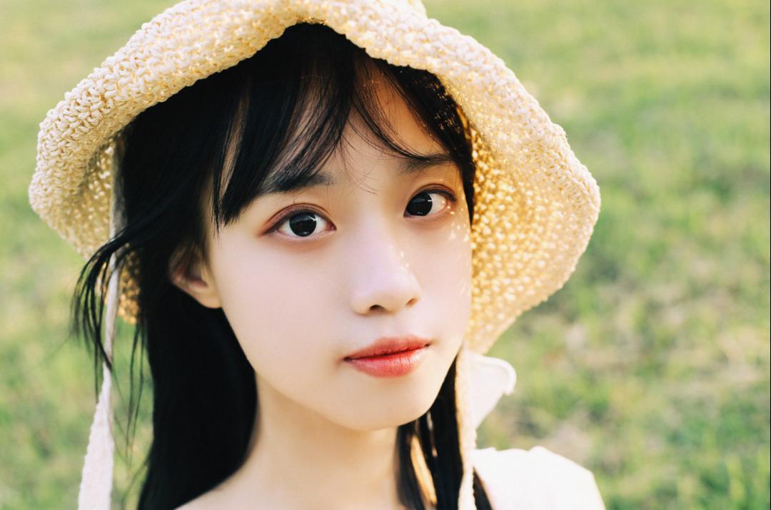 草地拍照,学会这些拍照技巧,草地拍照也超好看