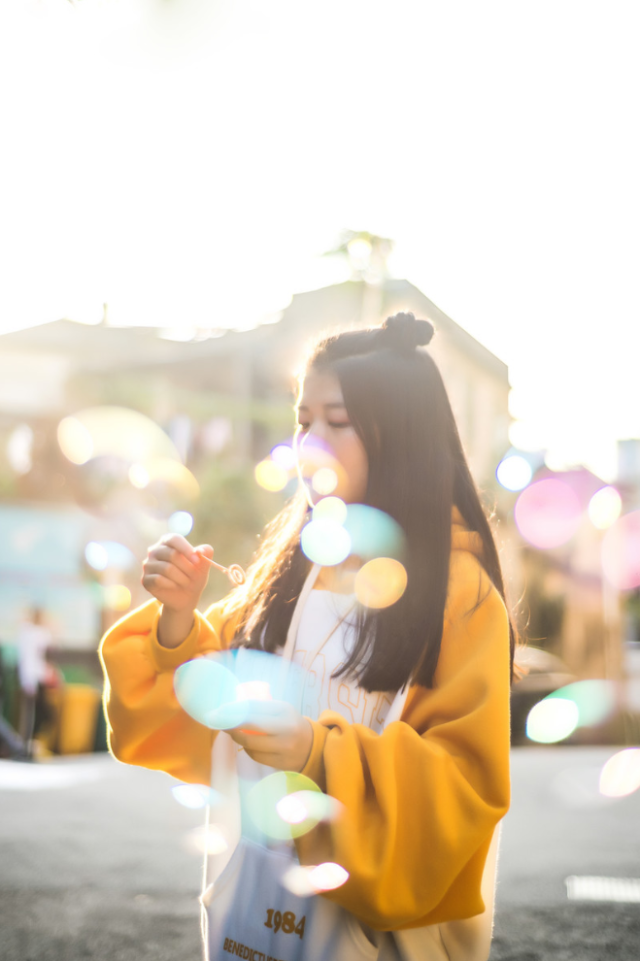 女生拍照技巧:道具、姿势配合起来拍,美美照片秀出来