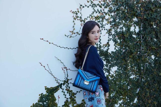 跟着时尚达人杨幂学些拍照姿势,简单又易学,拍照好看不尴尬