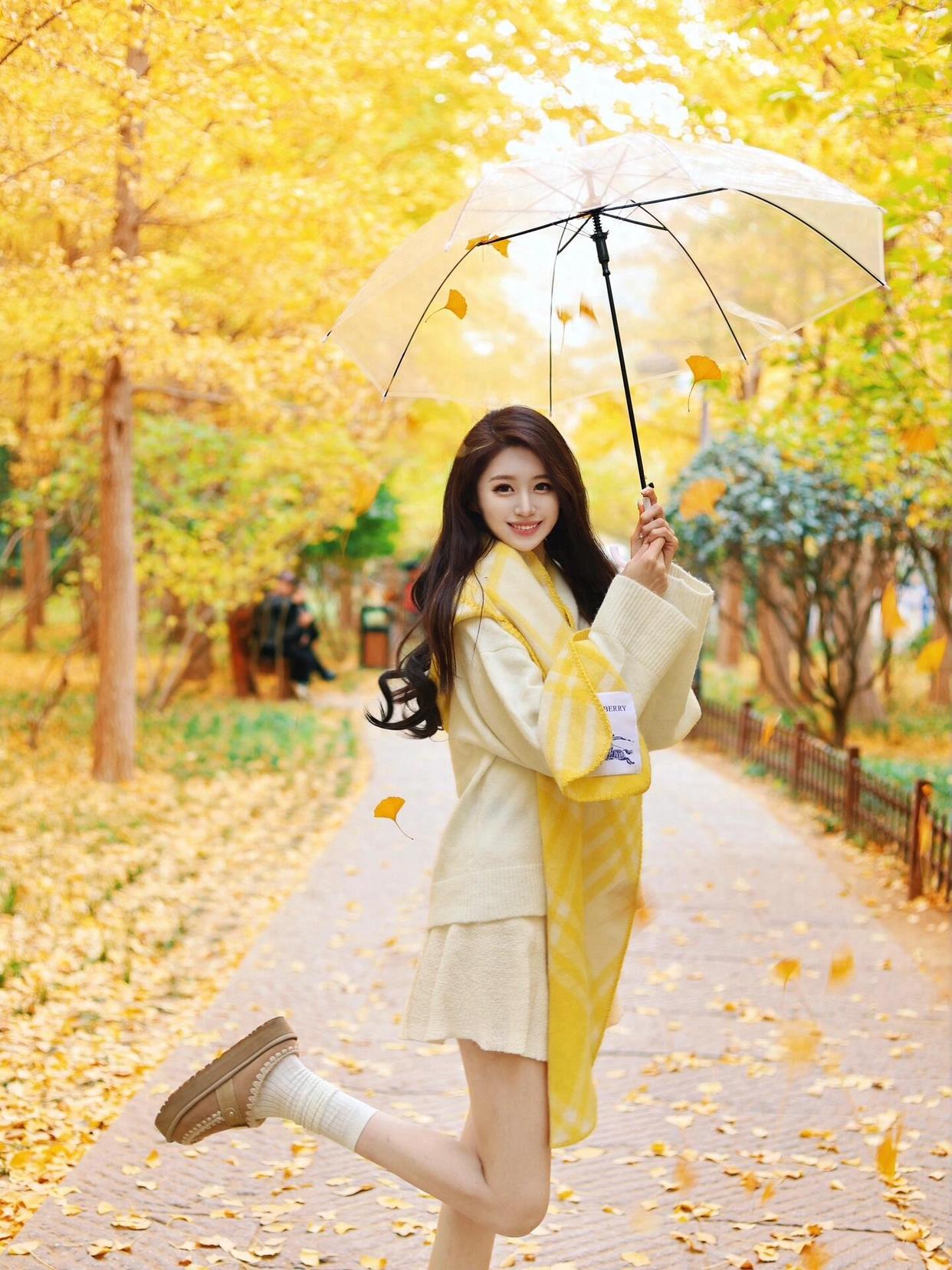 银杏拍照,这些姿势学起来,唯美浪漫,好看又有氛围感