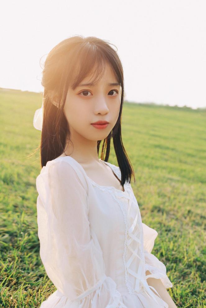 草地拍照,学会这些拍照技巧,草地拍照也超好看