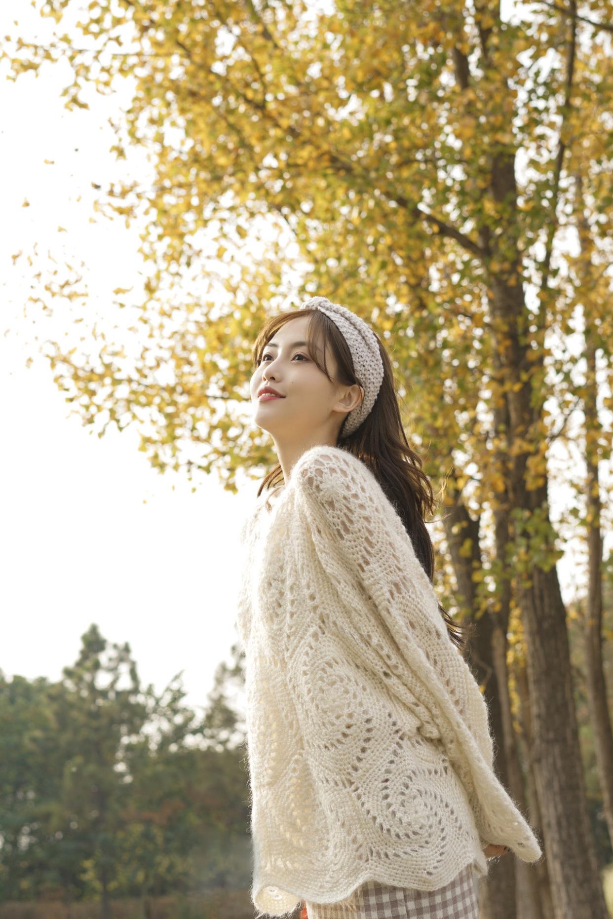 拍照好看的女生最常用的7个姿势,简约又自然,拍照很上镜