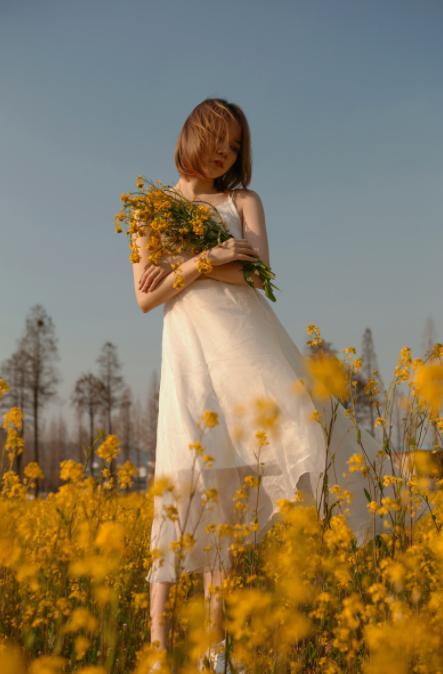 快看,学会这12个油菜花人像的拍照技巧,轻松美爆朋友圈