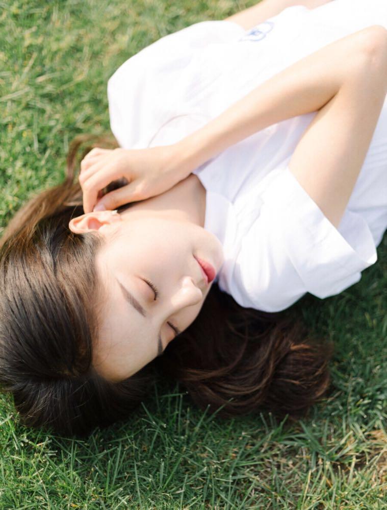 简单易学,一看就会的7个拍照姿势,教你拍出自然好看的人像照