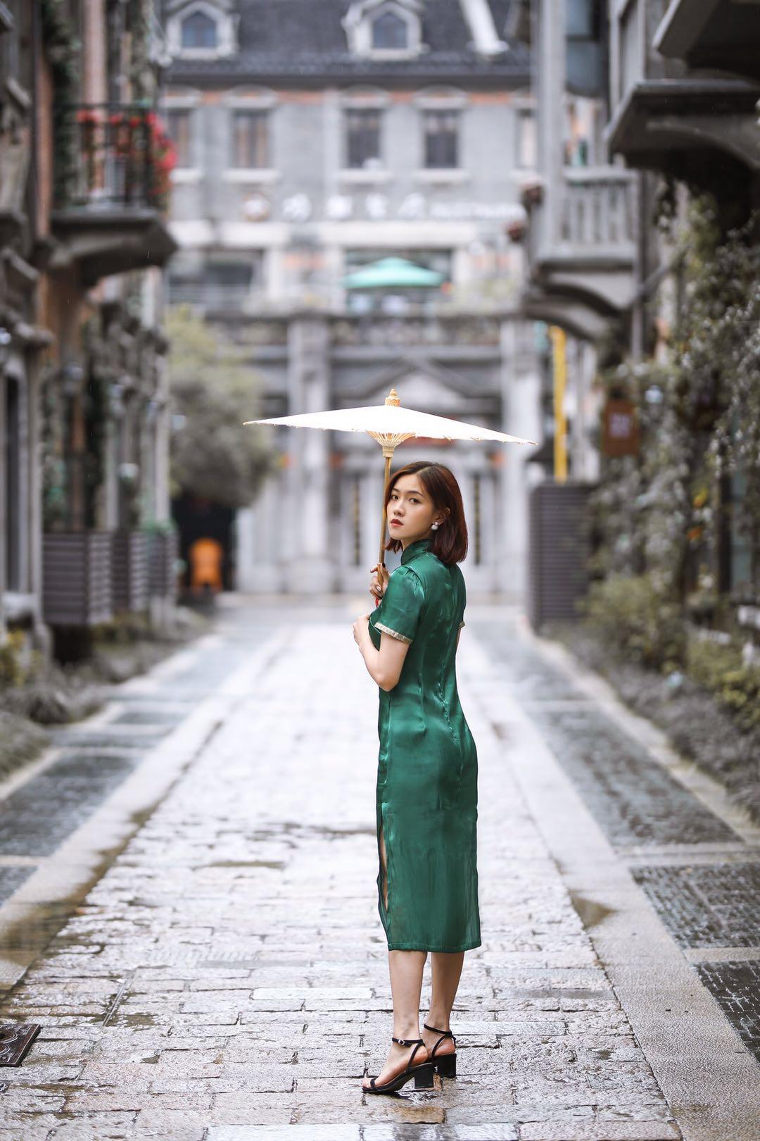 中年女士拍摄旗袍写真照,7个简单的姿势学起来,既显气质又优雅