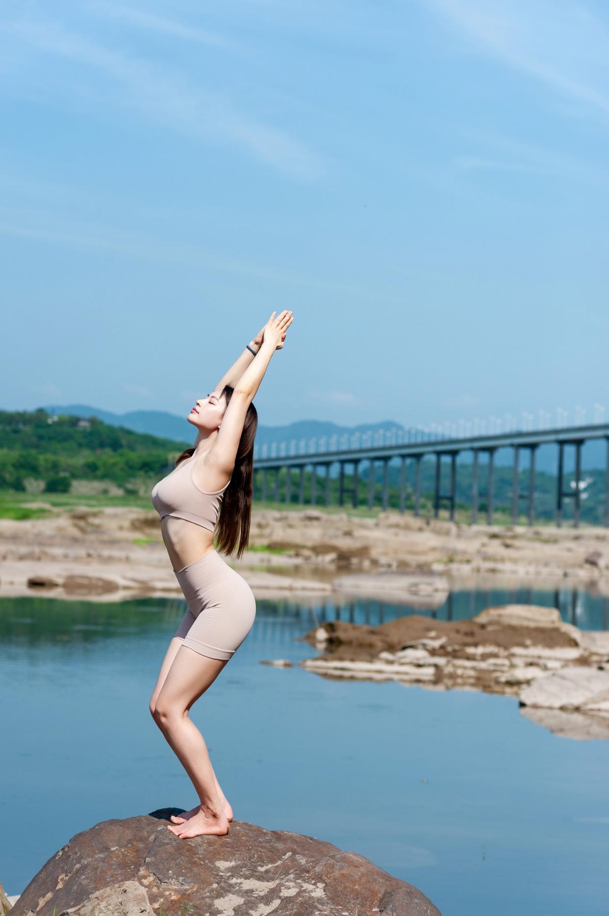 解锁人像摄影曲线美:从体态到光影的全维度塑造指南