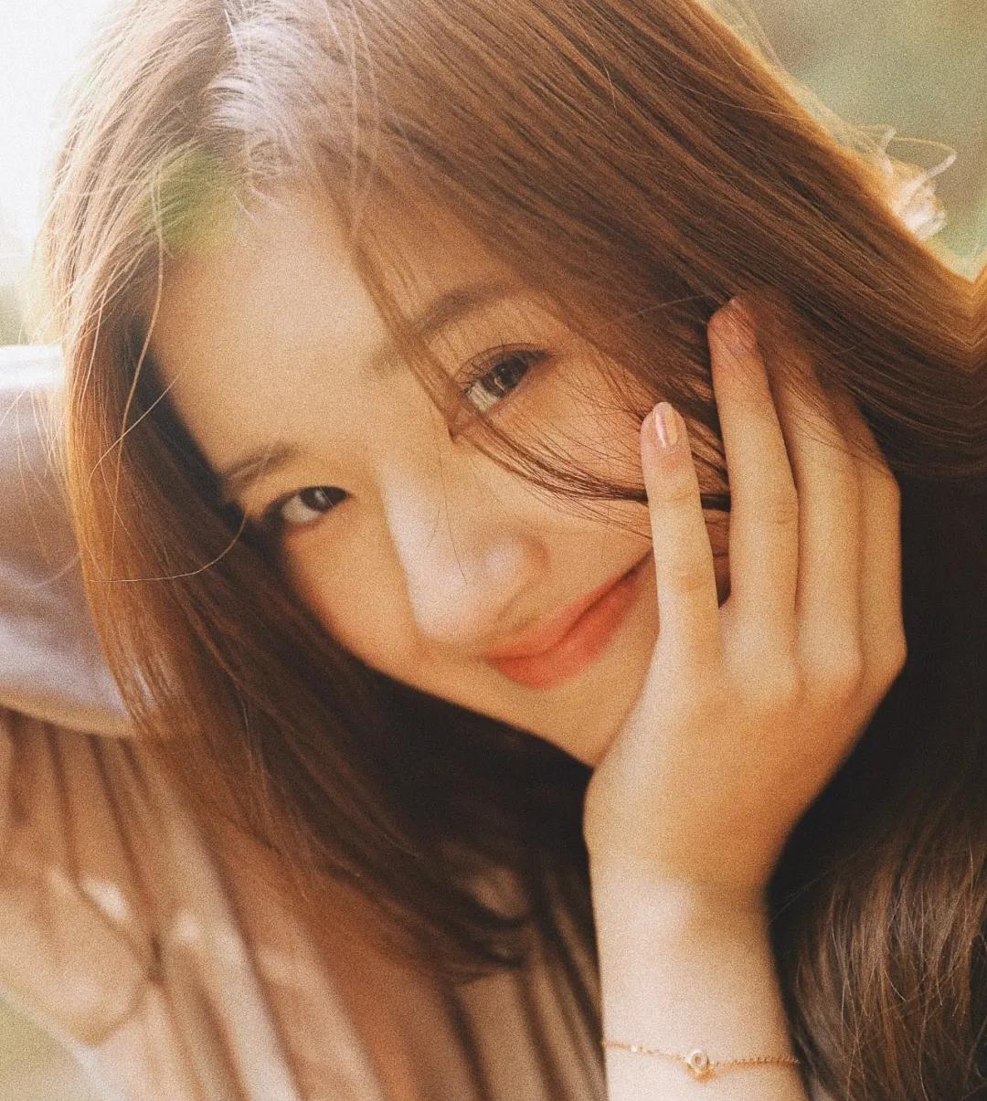 10个超实用的女生拍照姿势,显瘦自然又上镜,快学起来