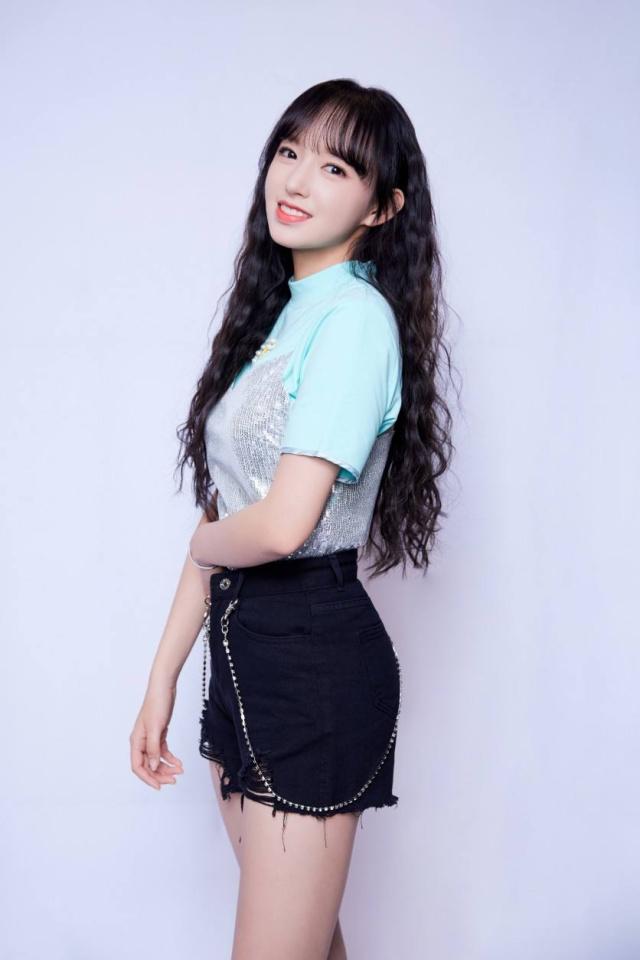 女生拍照技巧:道具、姿势配合起来拍,美美照片秀出来