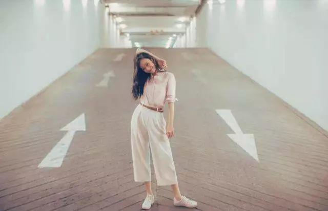 拍照手不知如何放,以下10种摆法,爱拍美照的小姐姐可以参考