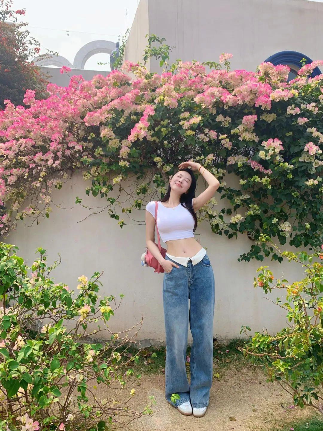 春天花墙拍照,10个姿势,花墙拍照自然上镜,出片又有氛围感