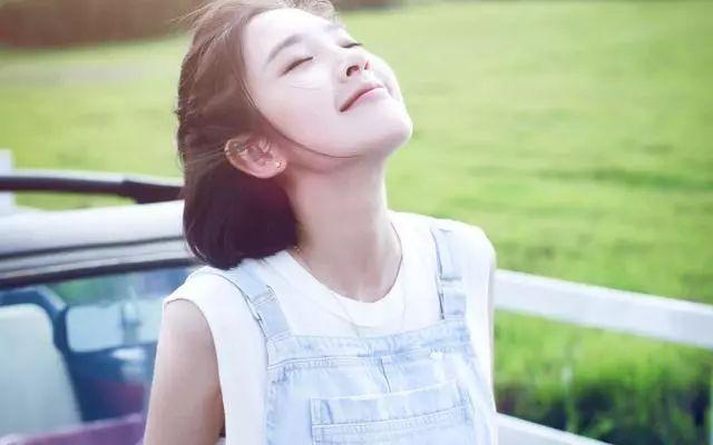 拍照手不知如何放,以下10种摆法,爱拍美照的小姐姐可以参考