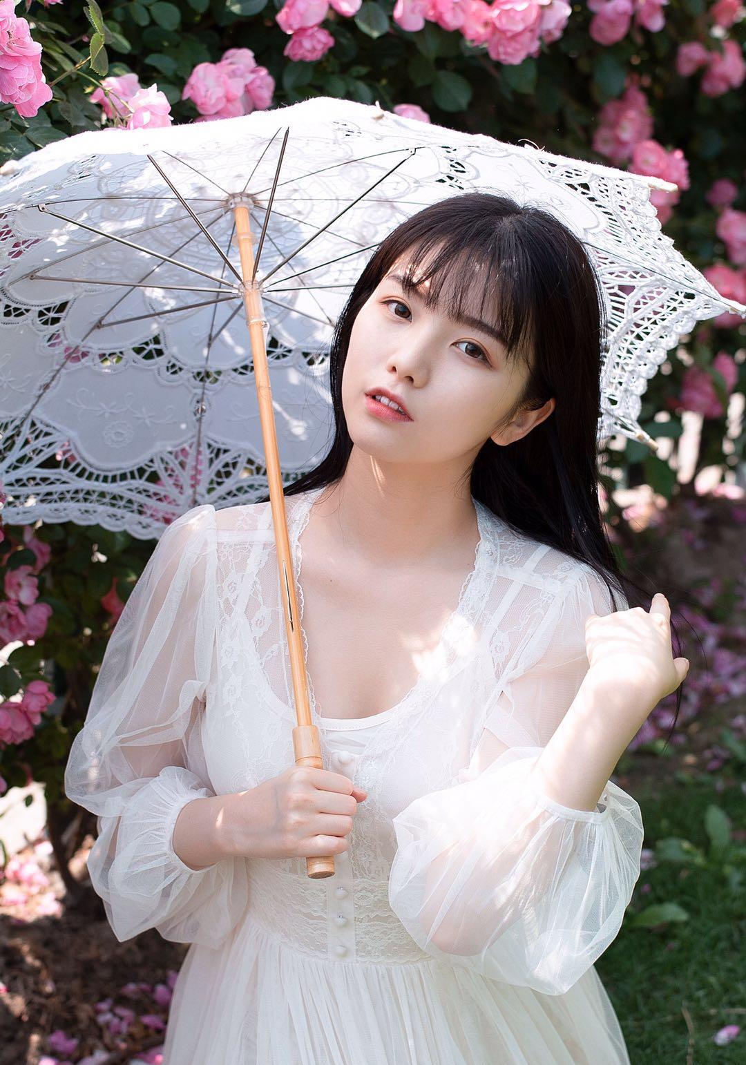 花丛中进行人像摄影,这7个姿势用起来,拍出人比花娇的效果